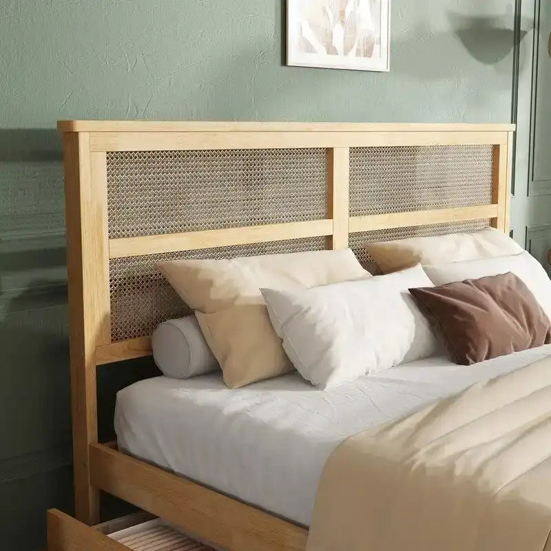 Lit plateforme King Size avec tête de lit en rotin, deux tiroirs